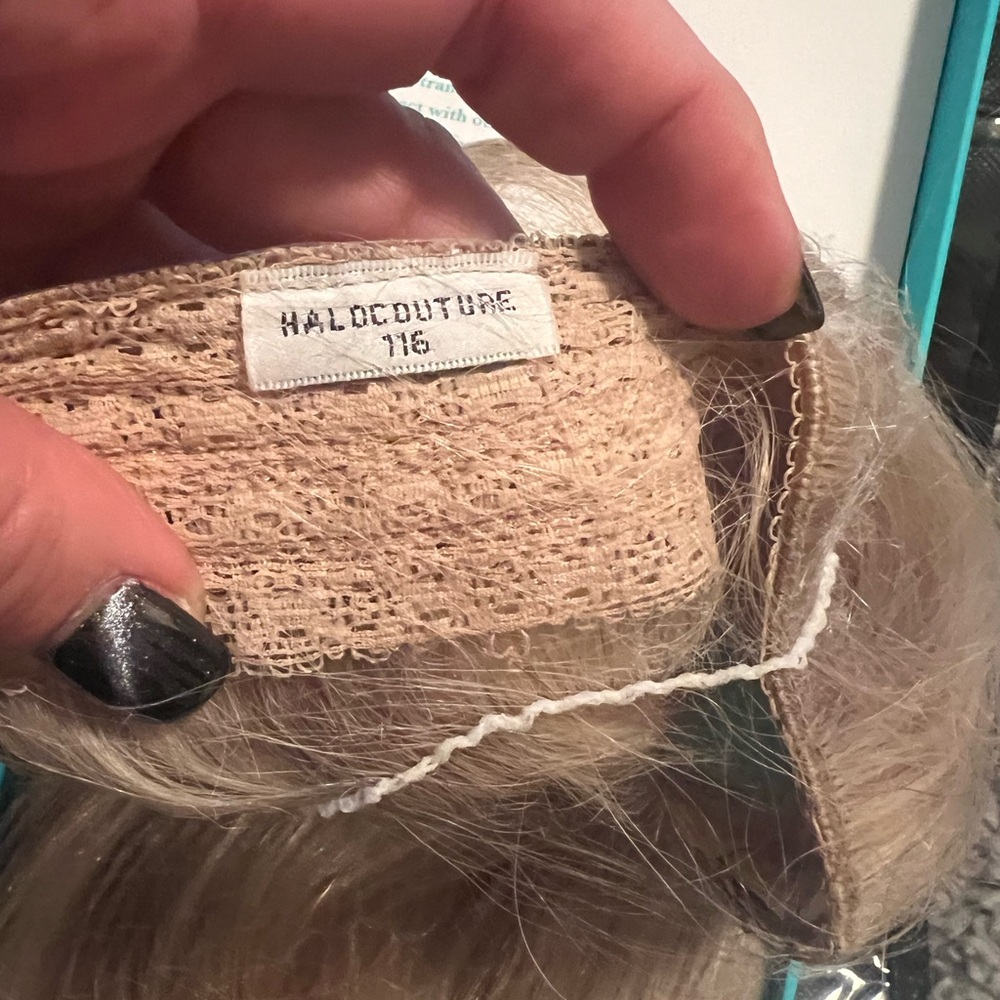 Halo couture hair extension. 20”   Color 116.  Wore once.